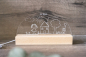 Preview: Personalisierte LED-Tischlampe mit gravierter Kinderzeichnung und Schriftzug „Für Mama" auf Acrylglas und Holzsockel, warmweißes Licht
